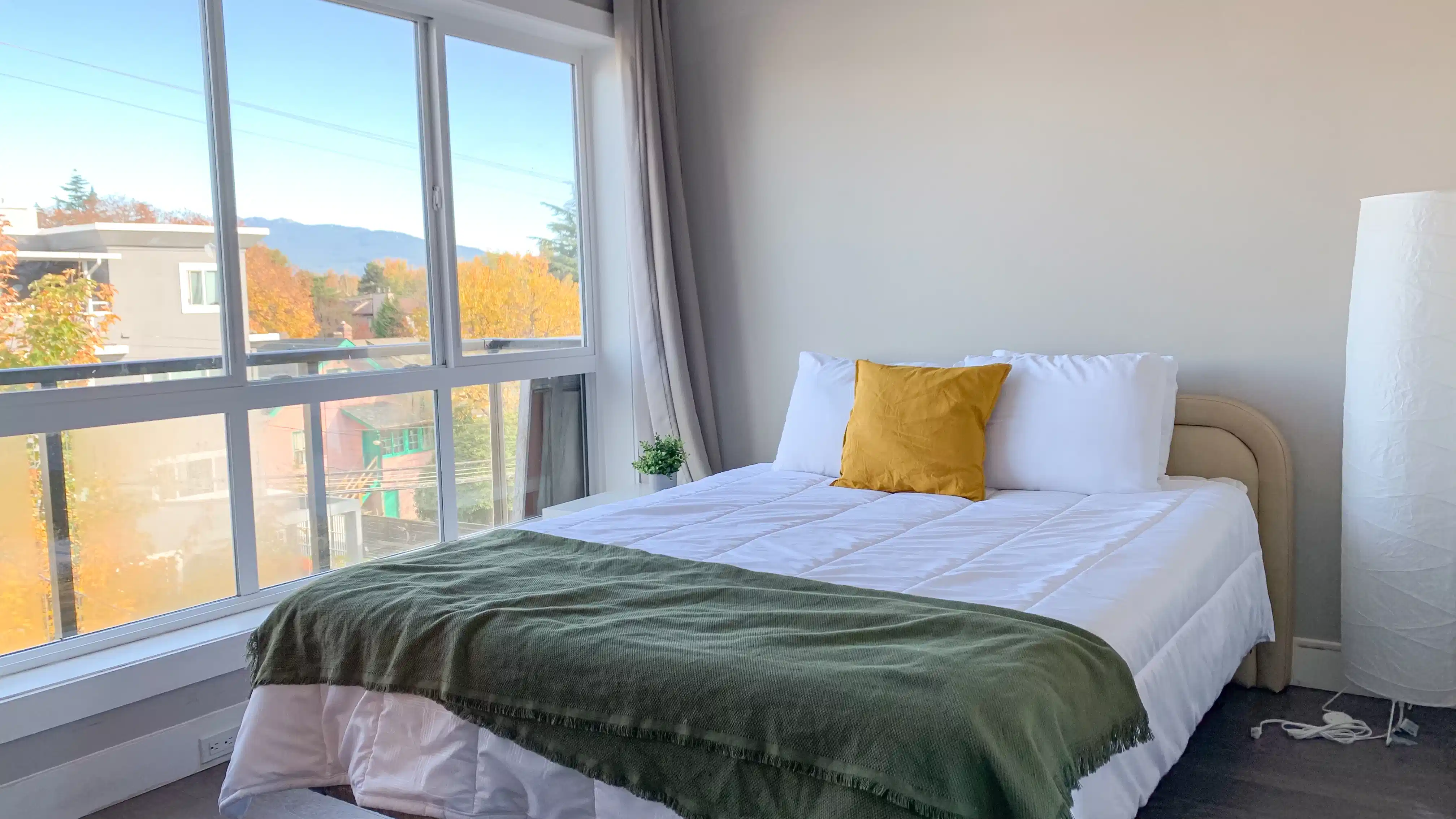 Exterior?w=400&h=260&fit=crop&q=40&auto=format&trim=auto