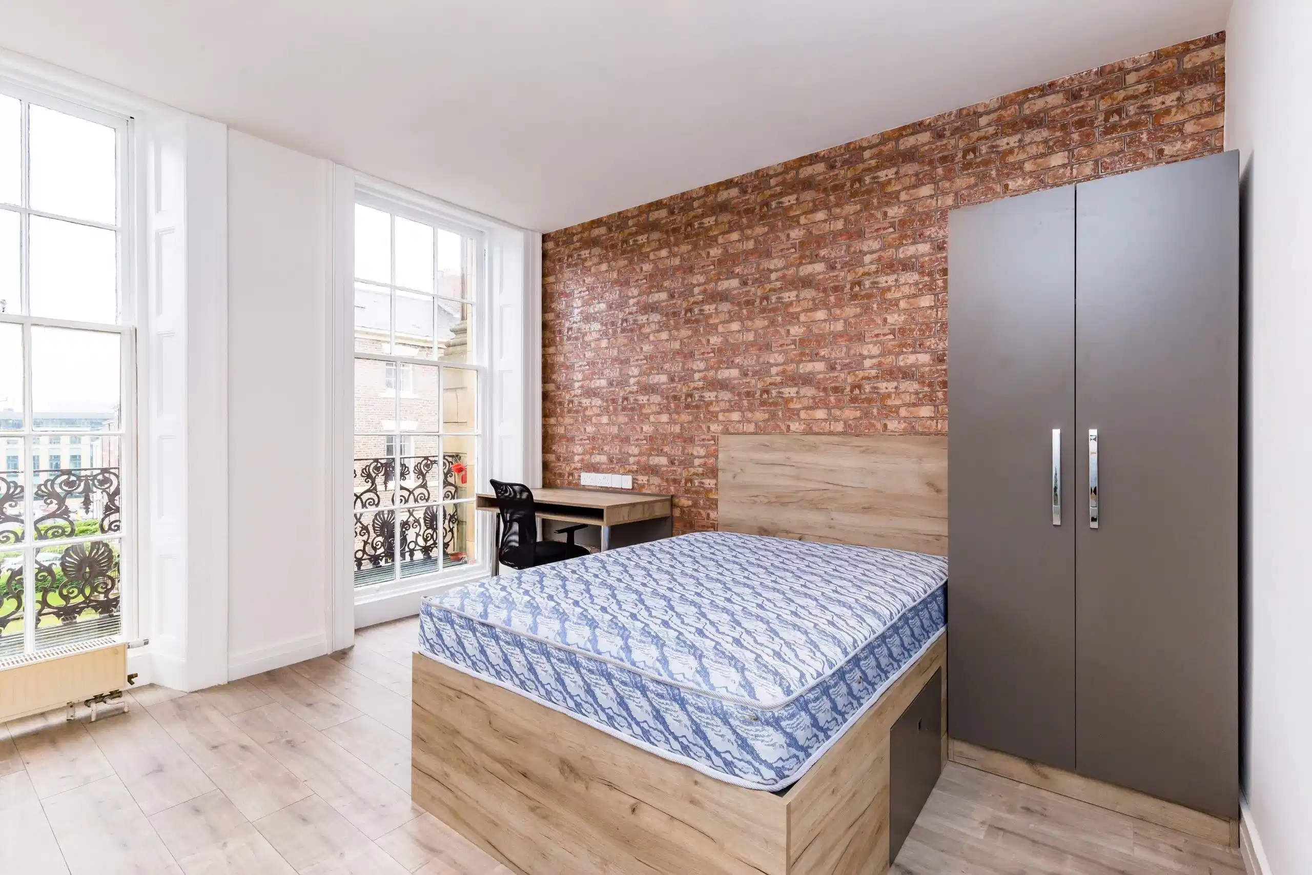 Exterior?w=400&h=260&fit=crop&q=40&auto=format&trim=auto