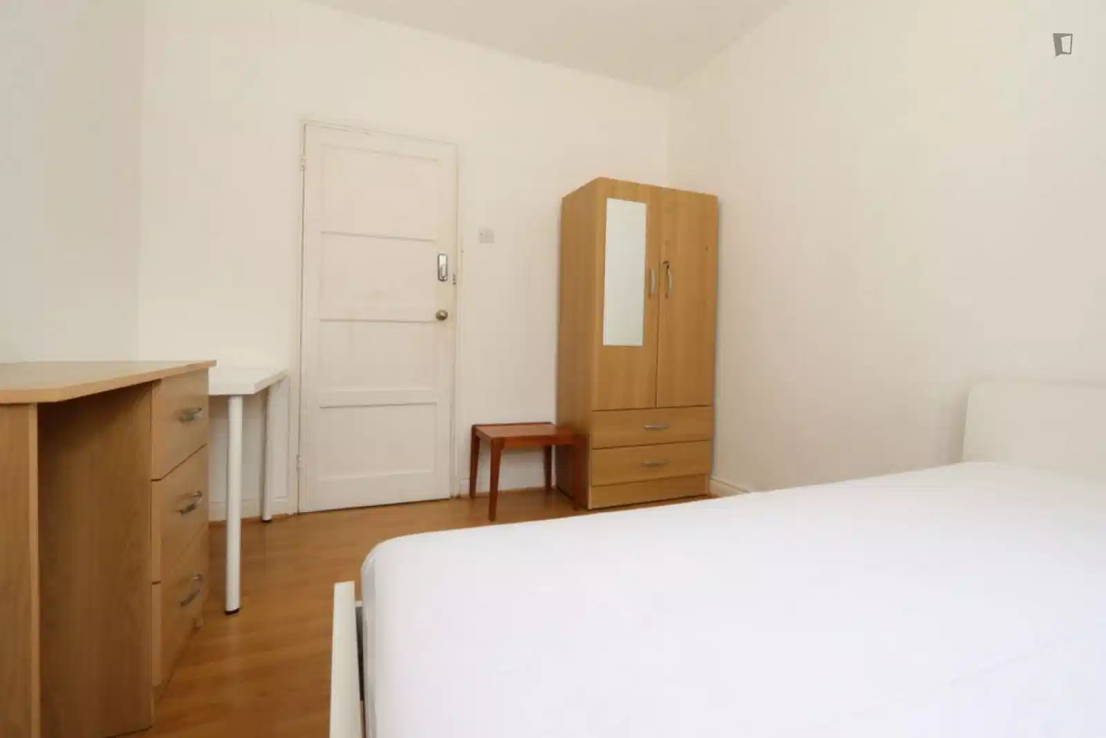 Exterior?w=400&h=260&fit=crop&q=40&auto=format&trim=auto