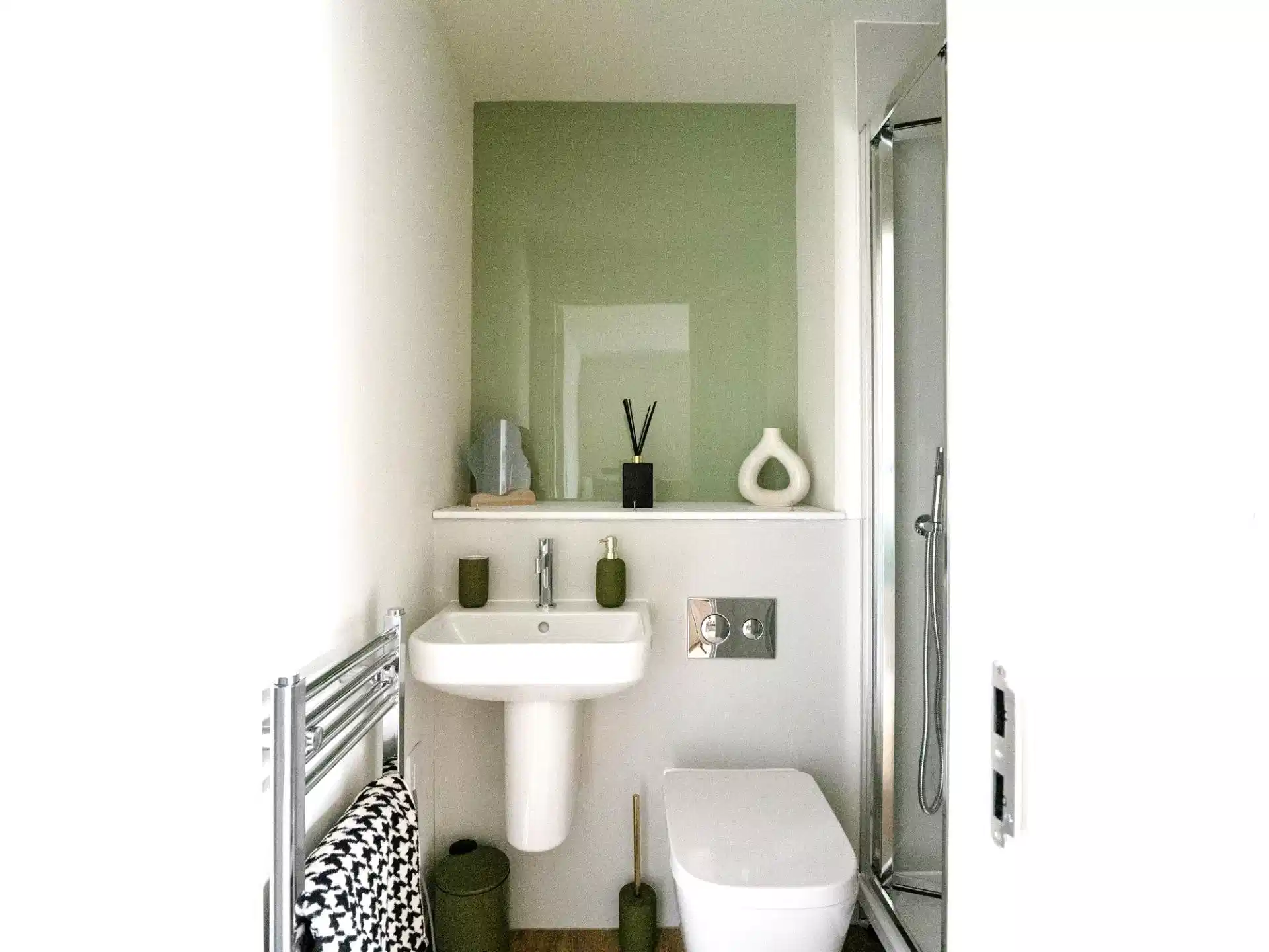 Classic Studio - Bedroom?w=400&h=260&fit=crop&q=40&auto=format&trim=auto