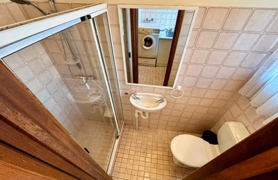 Bathroom?w=400&h=260&fit=crop&q=40&auto=format&trim=auto