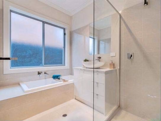 Common Area?w=400&h=260&fit=crop&q=40&auto=format&trim=auto