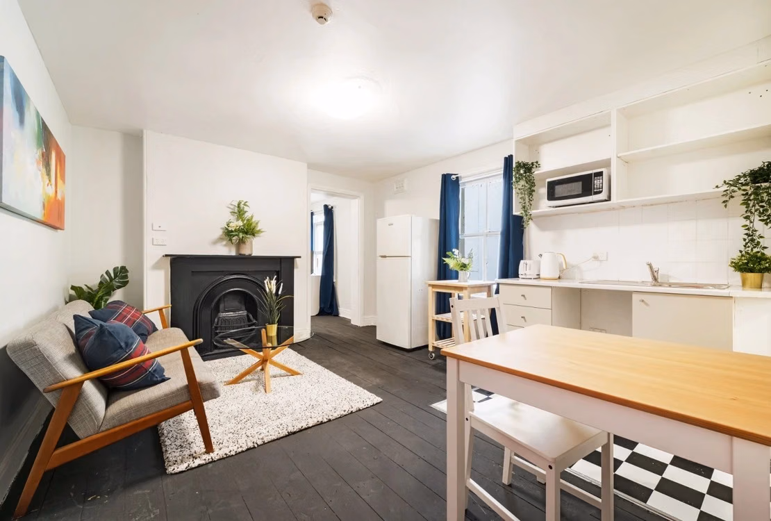 Room 9 - Bedroom?w=400&h=260&fit=crop&q=40&auto=format&trim=auto