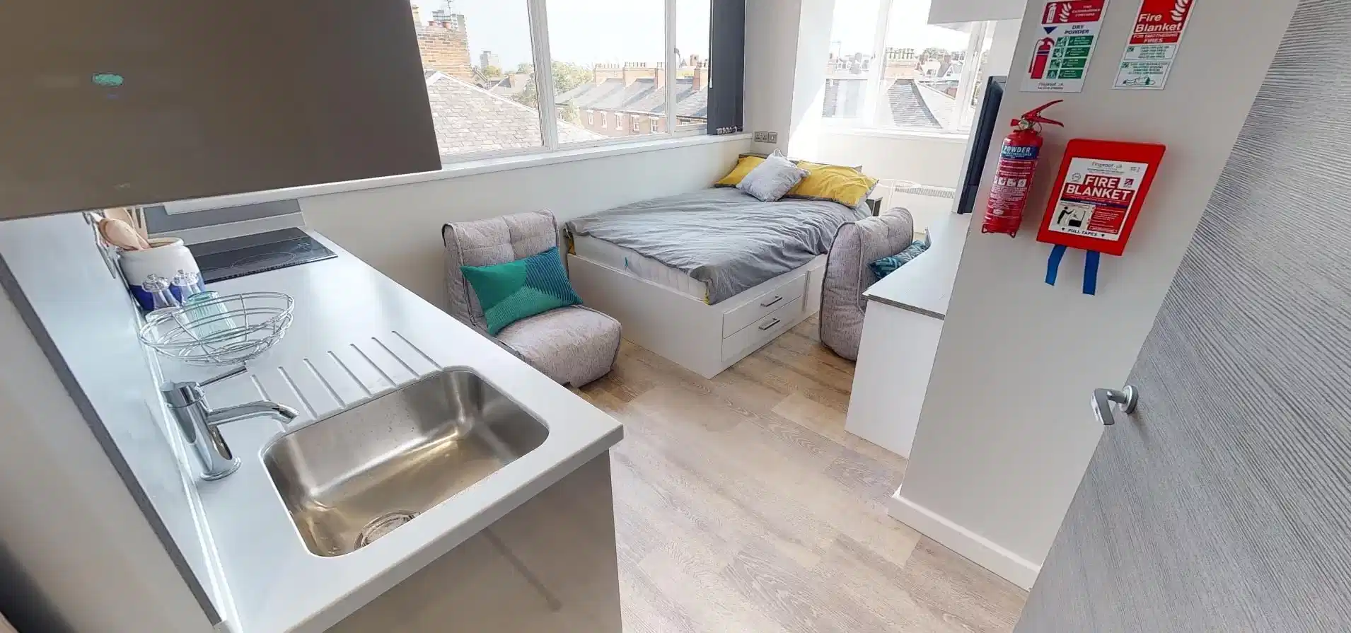 Amenities?w=400&h=260&fit=crop&q=40&auto=format&trim=auto