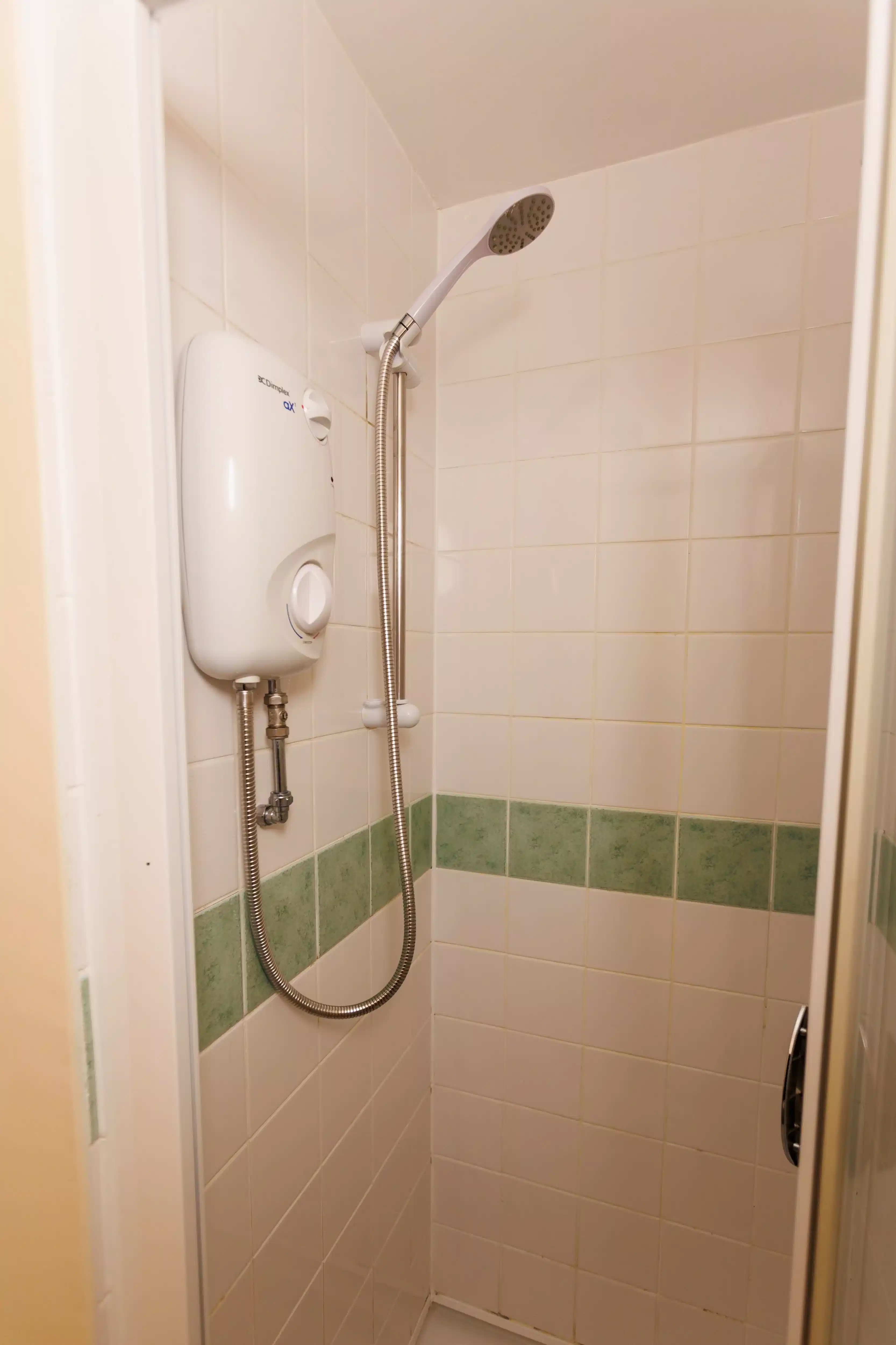 Room?w=400&h=260&fit=crop&q=40&auto=format&trim=auto