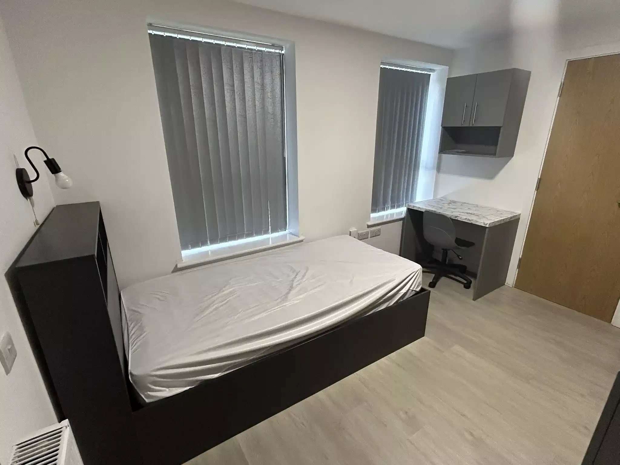 Exterior?w=400&h=260&fit=crop&q=40&auto=format&trim=auto