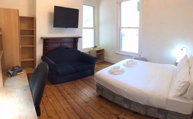 Room 3 - Bedroom?w=400&h=260&fit=crop&q=40&auto=format&trim=auto