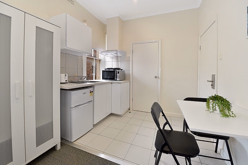 Room 2 - Bathroom?w=400&h=260&fit=crop&q=40&auto=format&trim=auto