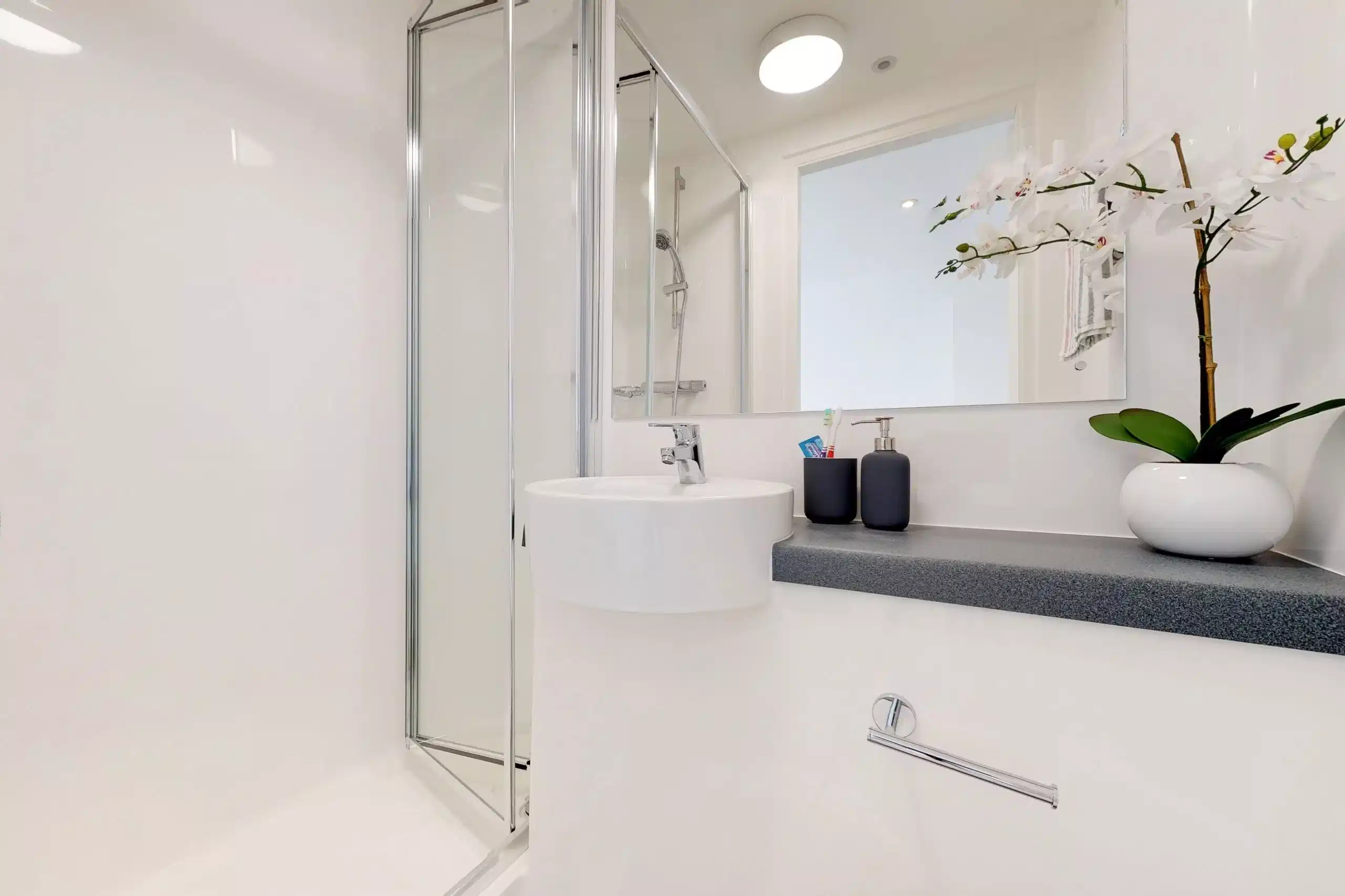 Exterior?w=400&h=260&fit=crop&q=40&auto=format&trim=auto