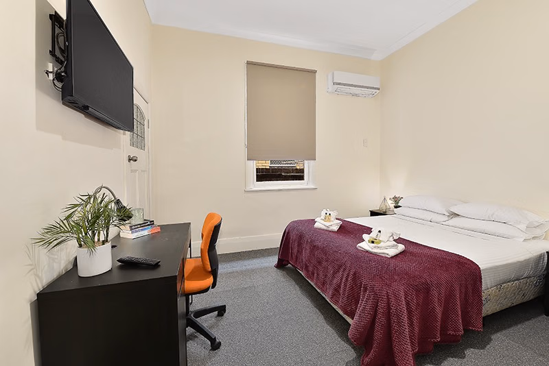 Common Area?w=400&h=260&fit=crop&q=40&auto=format&trim=auto