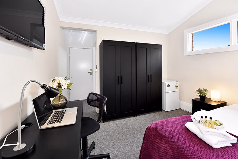 Common Area?w=400&h=260&fit=crop&q=40&auto=format&trim=auto