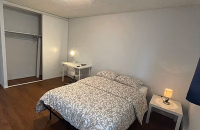 Bedroom?w=400&h=260&fit=crop&q=40&auto=format&trim=auto