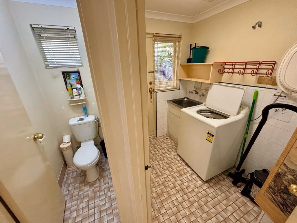 Common Area?w=400&h=260&fit=crop&q=40&auto=format&trim=auto
