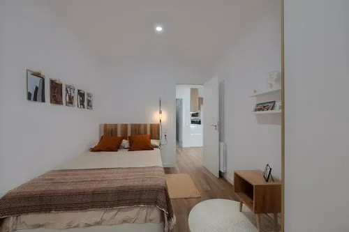 Exterior?w=400&h=260&fit=crop&q=40&auto=format&trim=auto