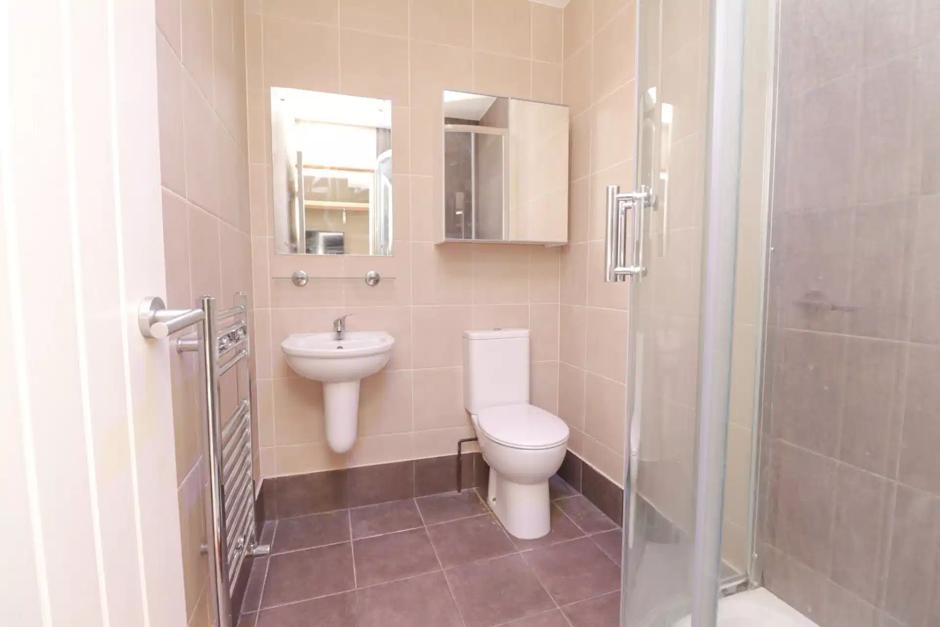 Room in a 7 Bedroom Apartment, 19 The Avenue, Lincoln LN1 1PD - Lincoln, England, United Kingdom - Bedroom 1 - Bathroom