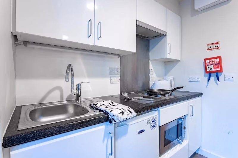 Bedroom?w=400&h=260&fit=crop&q=40&auto=format&trim=auto