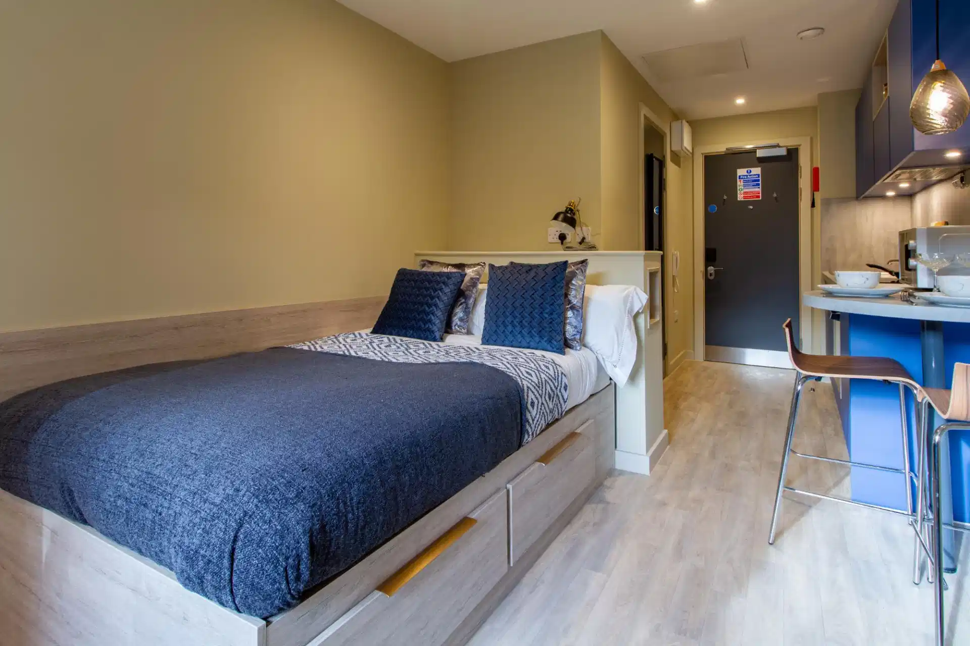 Exterior?w=400&h=260&fit=crop&q=40&auto=format&trim=auto