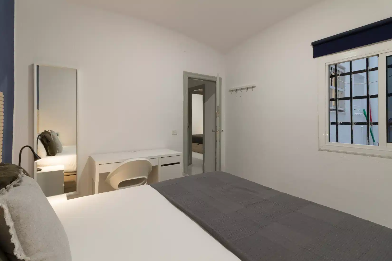 Exterior?w=400&h=260&fit=crop&q=40&auto=format&trim=auto