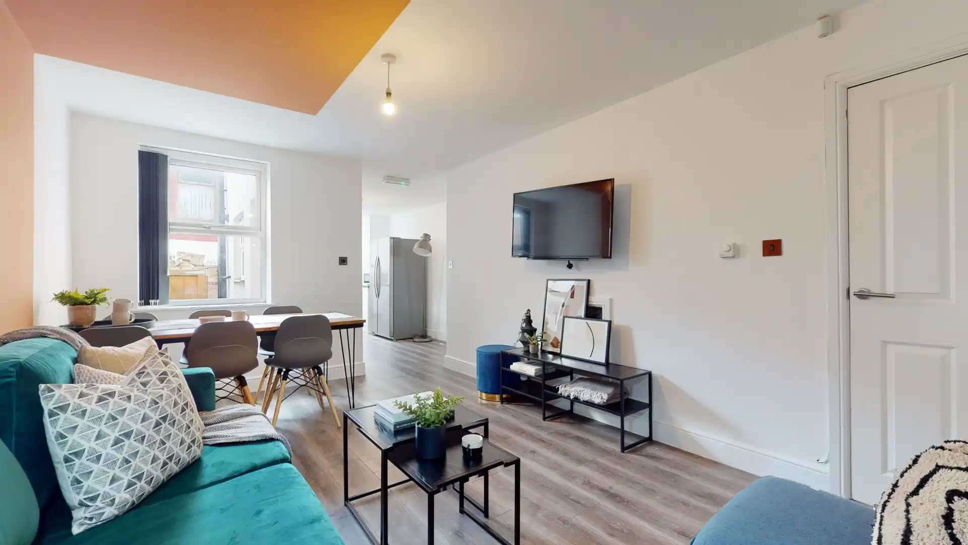 Exterior?w=400&h=260&fit=crop&q=40&auto=format&trim=auto