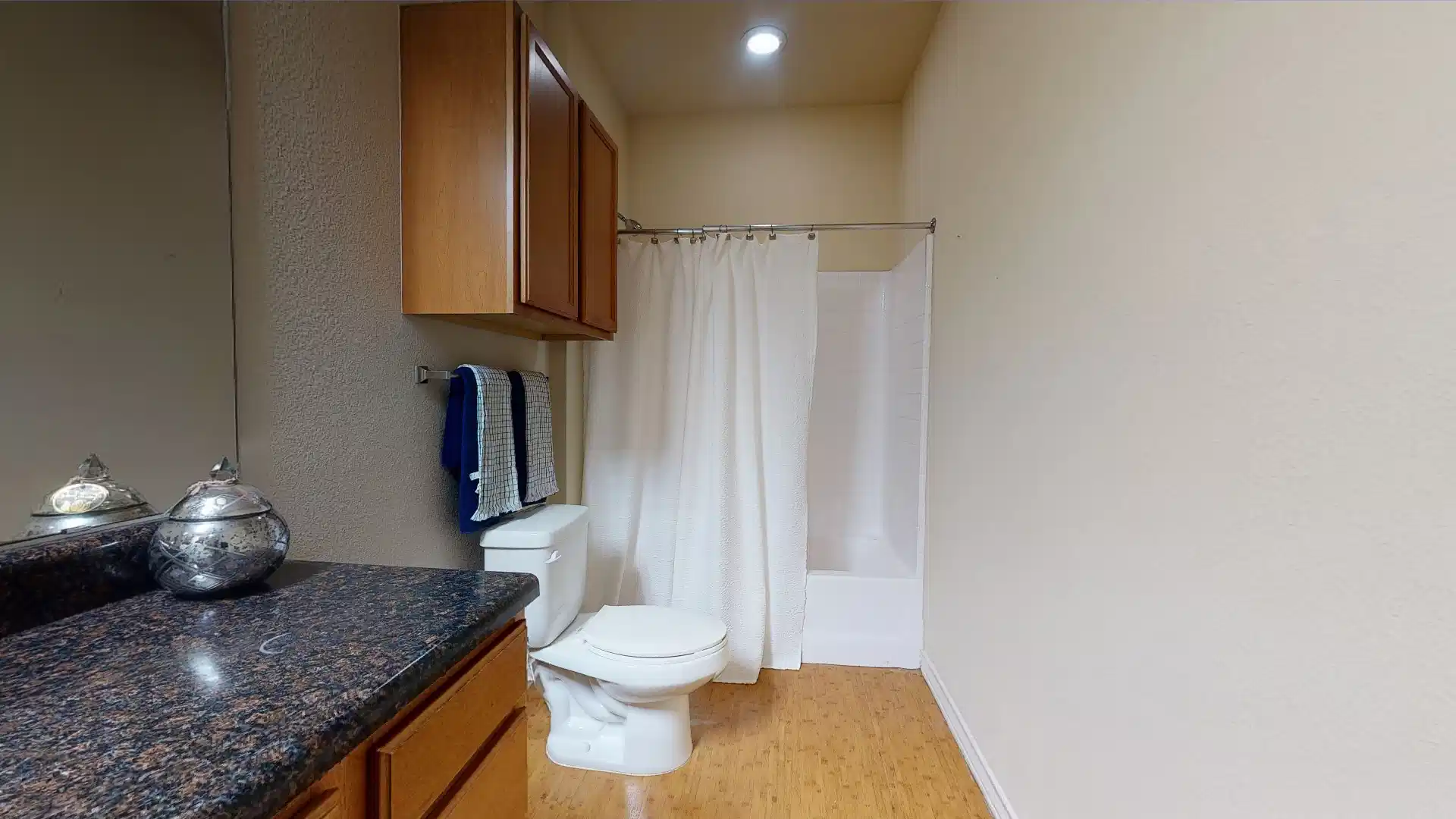 Bedroom?w=400&h=260&fit=crop&q=40&auto=format&trim=auto
