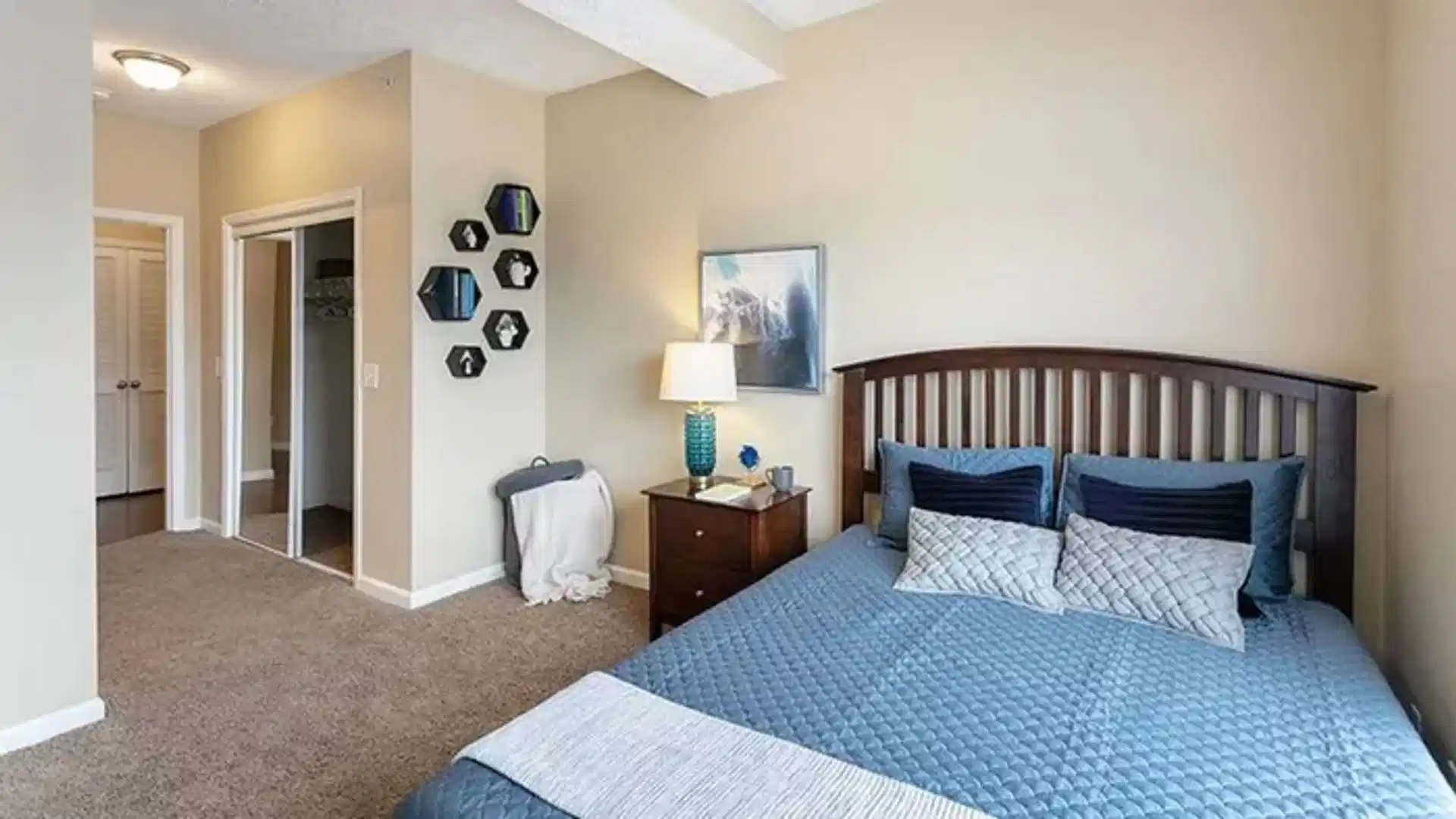 Common Area?w=400&h=260&fit=crop&q=40&auto=format&trim=auto