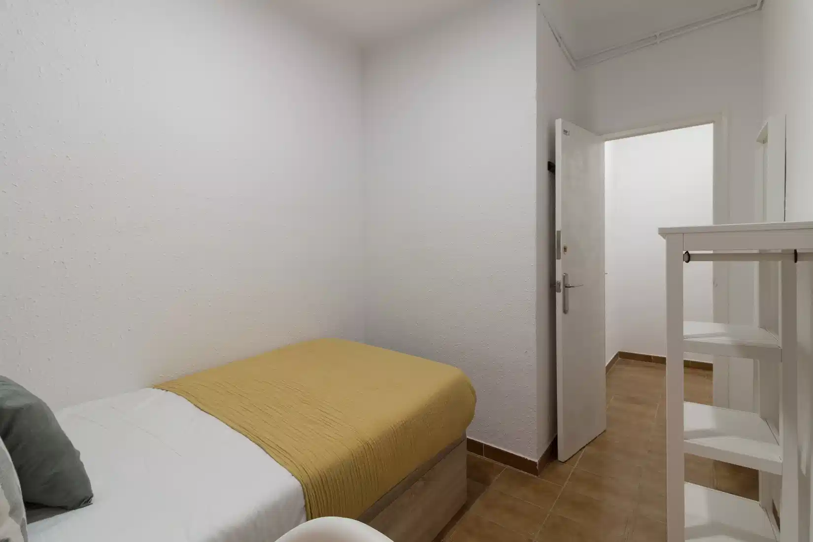 Common Area?w=400&h=260&fit=crop&q=40&auto=format&trim=auto