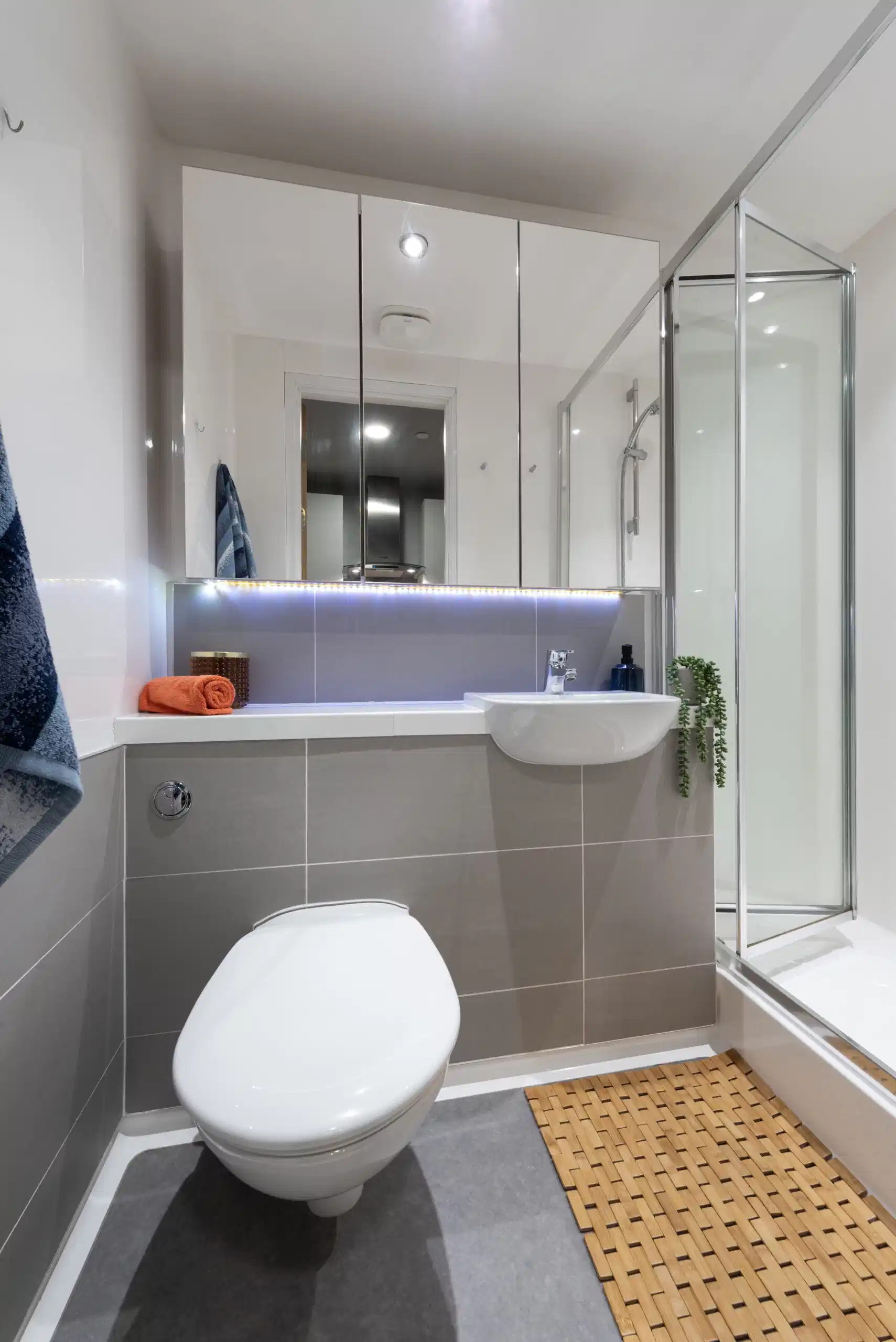 Exterior?w=400&h=260&fit=crop&q=40&auto=format&trim=auto