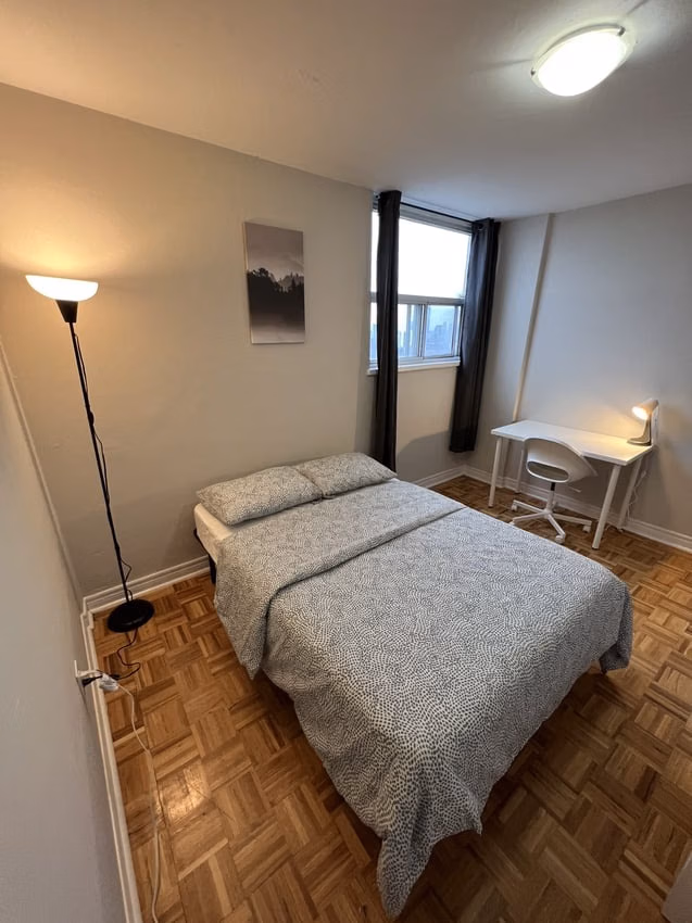 Wellesley St East & Parliament St, Toronto - Toronto, Ontario, Canada - Deluxe Room - Bedroom
