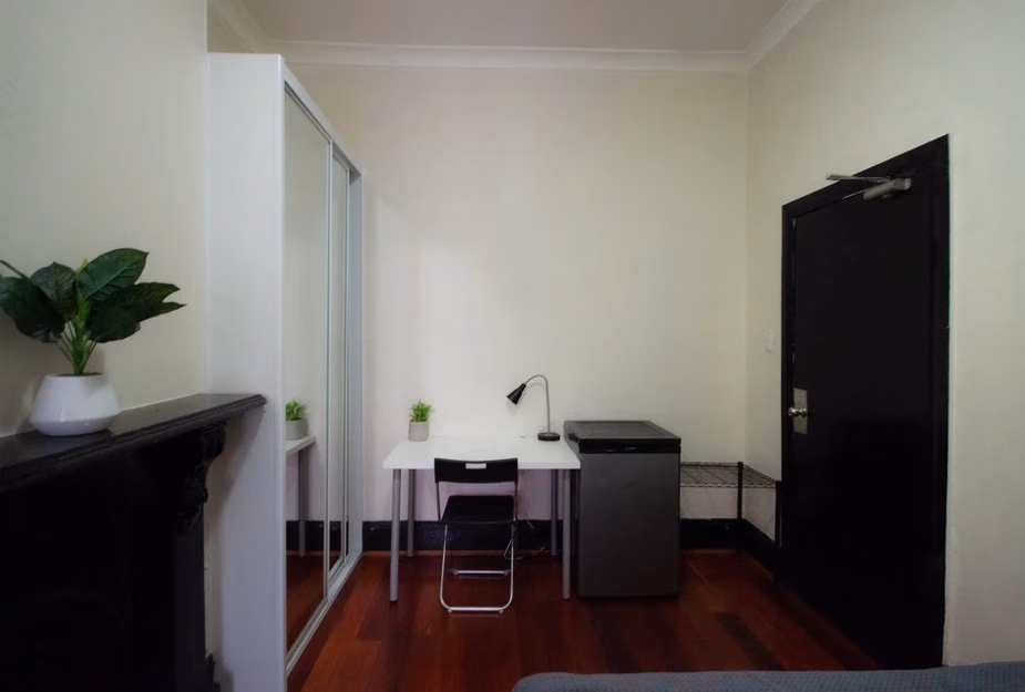 Exterior?w=400&h=260&fit=crop&q=40&auto=format&trim=auto