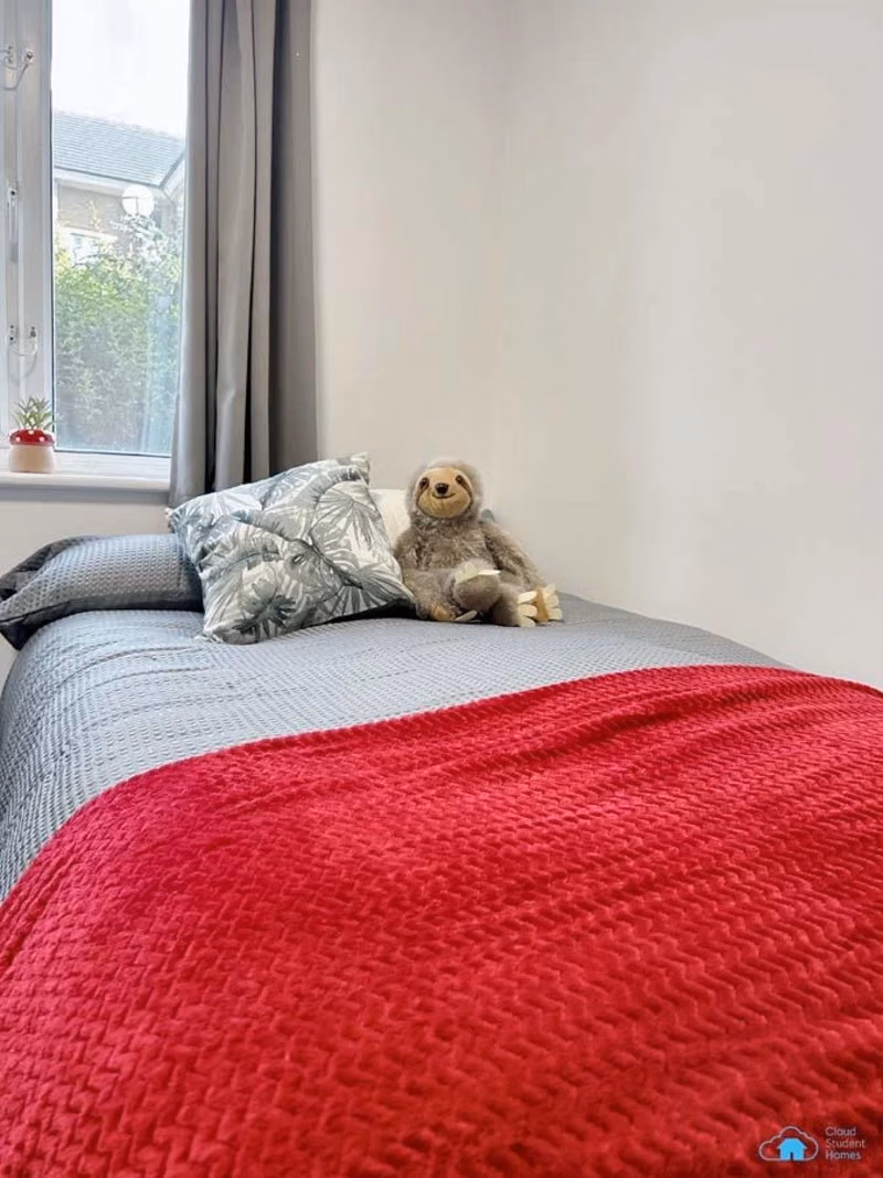 Exterior?w=400&h=260&fit=crop&q=40&auto=format&trim=auto