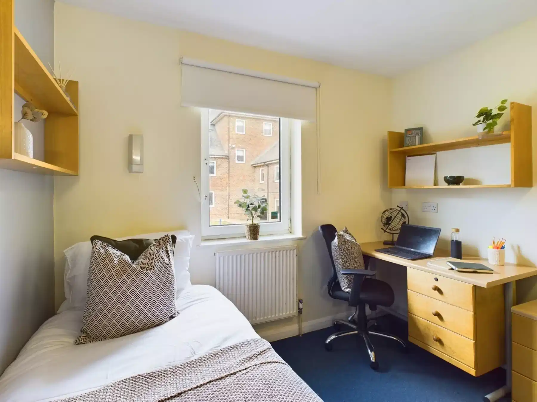 Exterior?w=400&h=260&fit=crop&q=40&auto=format&trim=auto