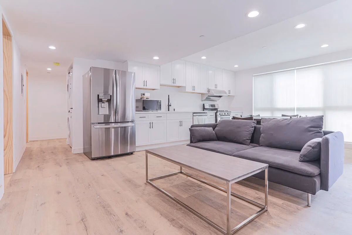 Common Area?w=400&h=260&fit=crop&q=40&auto=format&trim=auto