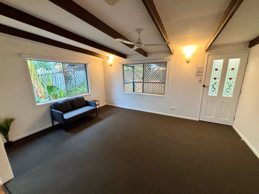 Exterior?w=400&h=260&fit=crop&q=40&auto=format&trim=auto