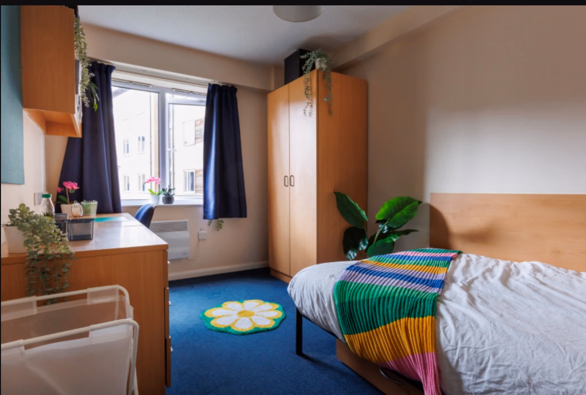 Amenities?w=400&h=260&fit=crop&q=40&auto=format&trim=auto