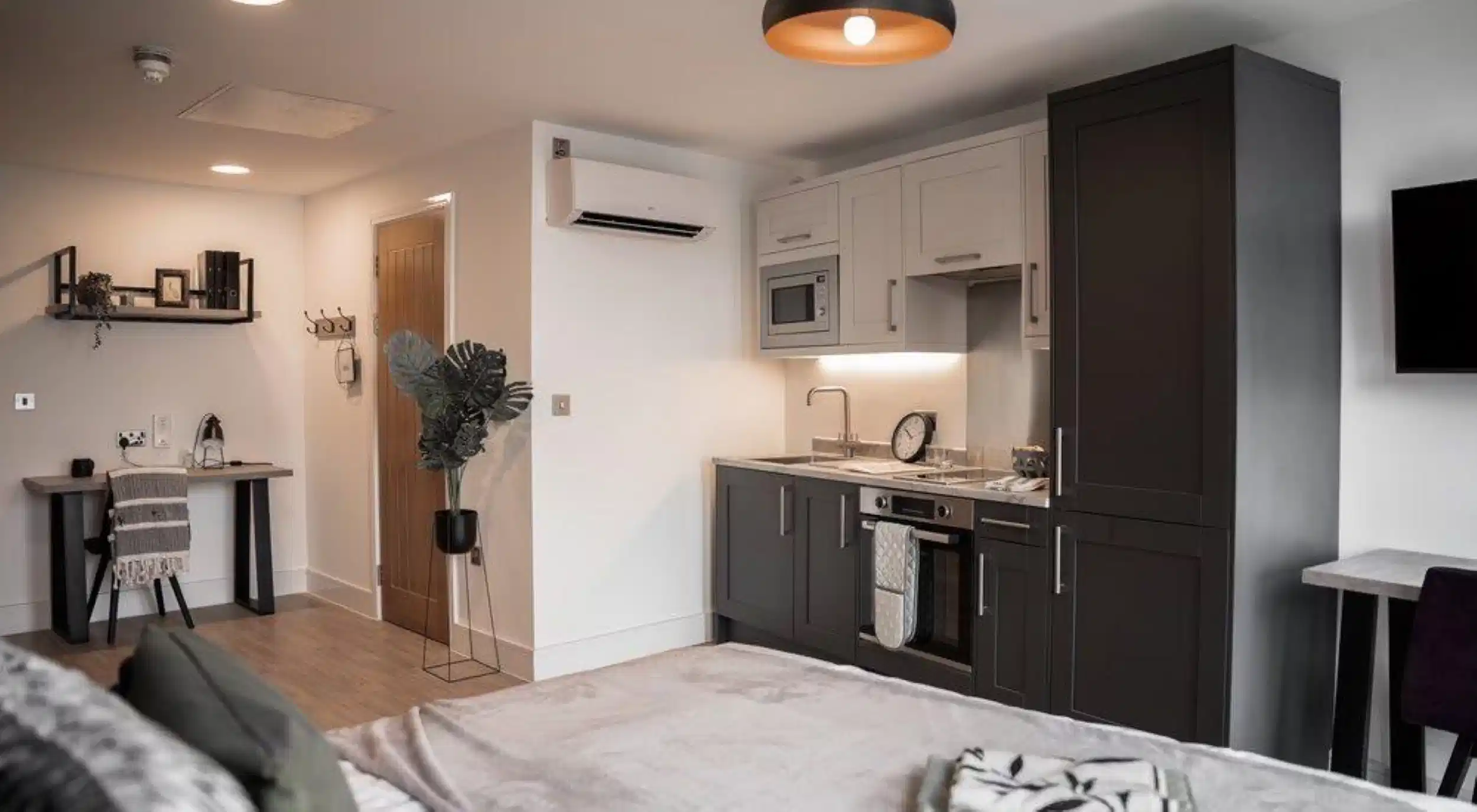 Common Area?w=400&h=260&fit=crop&q=40&auto=format&trim=auto