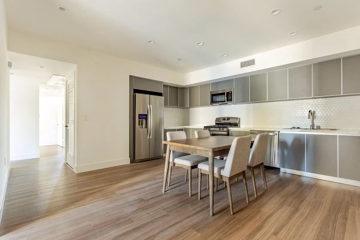 Kitchen?w=400&h=260&fit=crop&q=40&auto=format&trim=auto