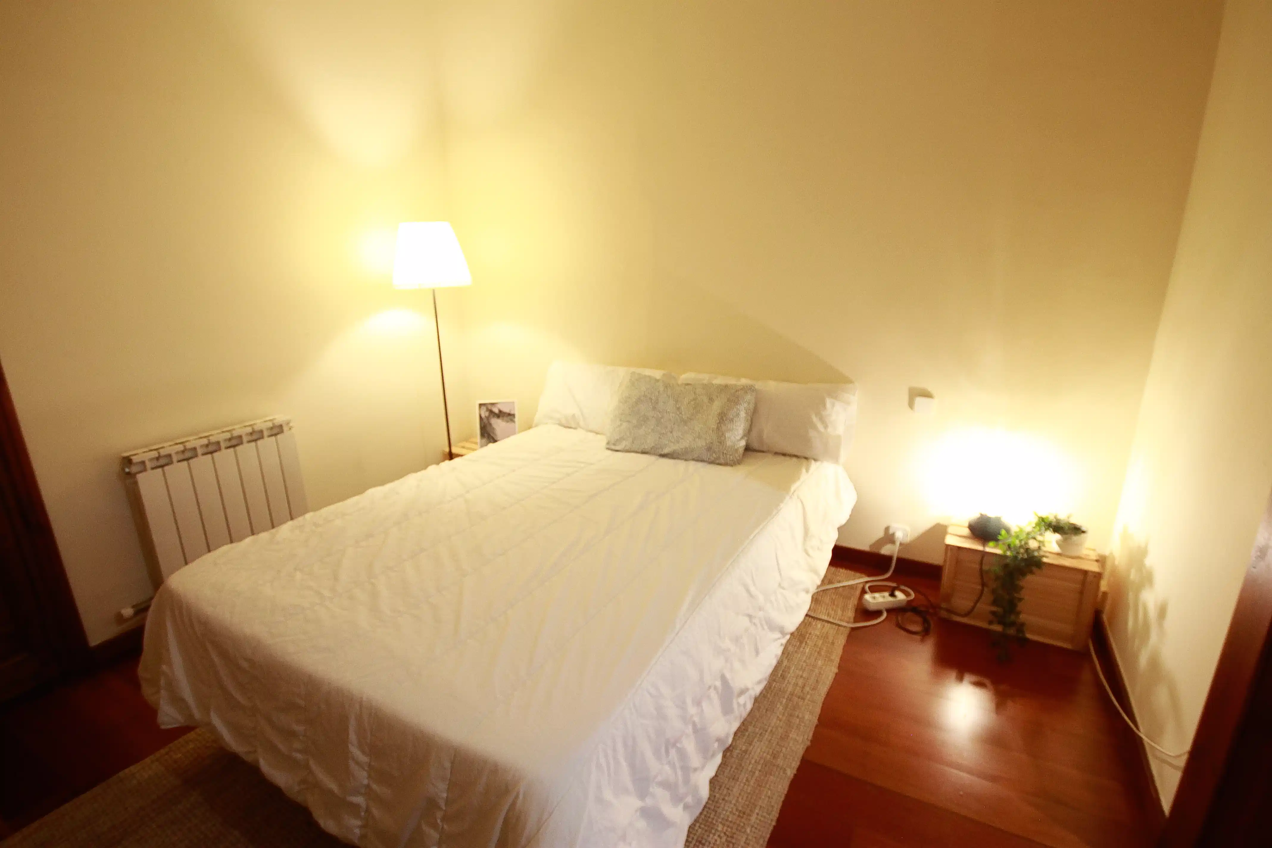 Bathroom?w=400&h=260&fit=crop&q=40&auto=format&trim=auto