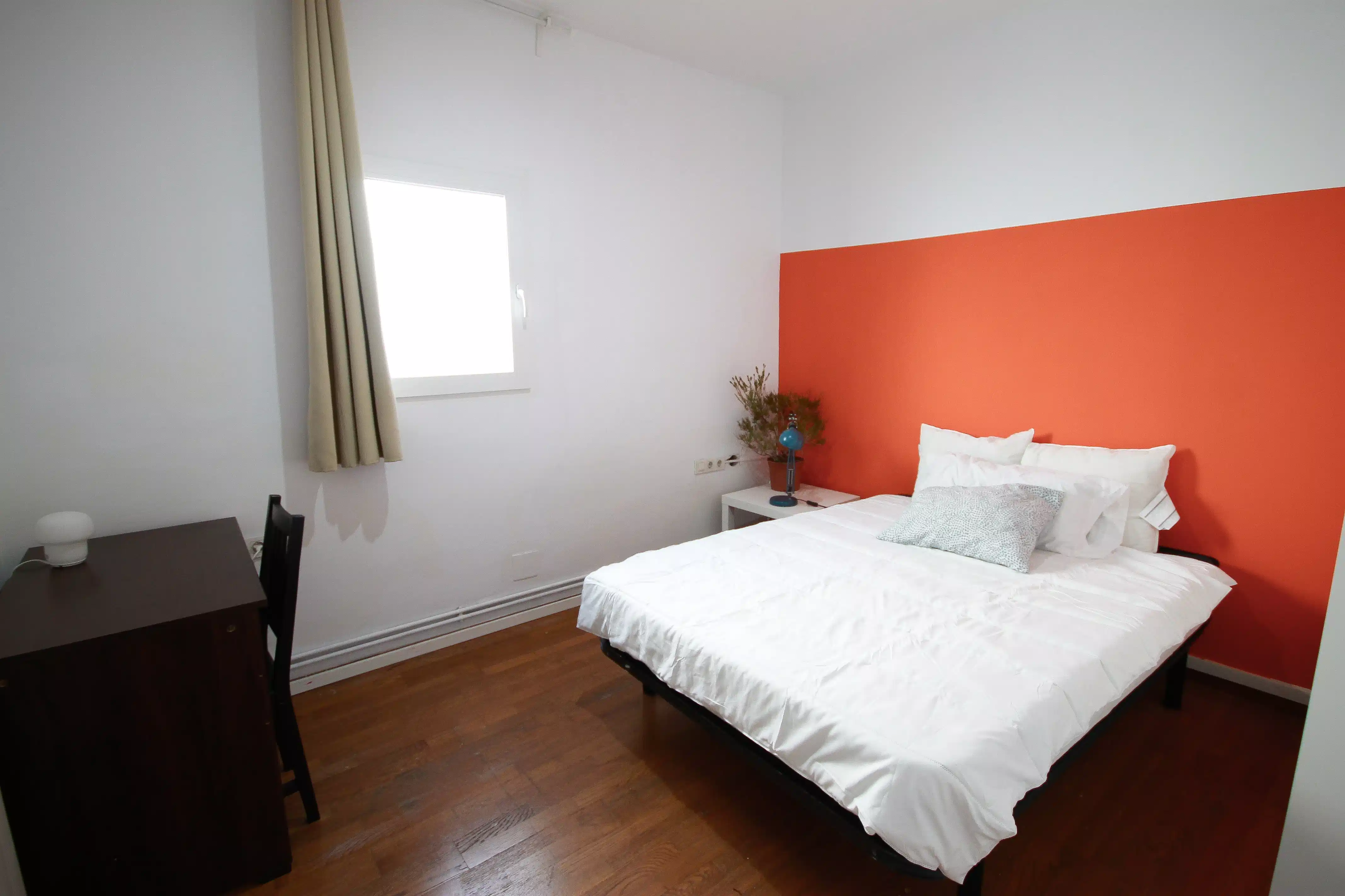 Exterior?w=400&h=260&fit=crop&q=40&auto=format&trim=auto