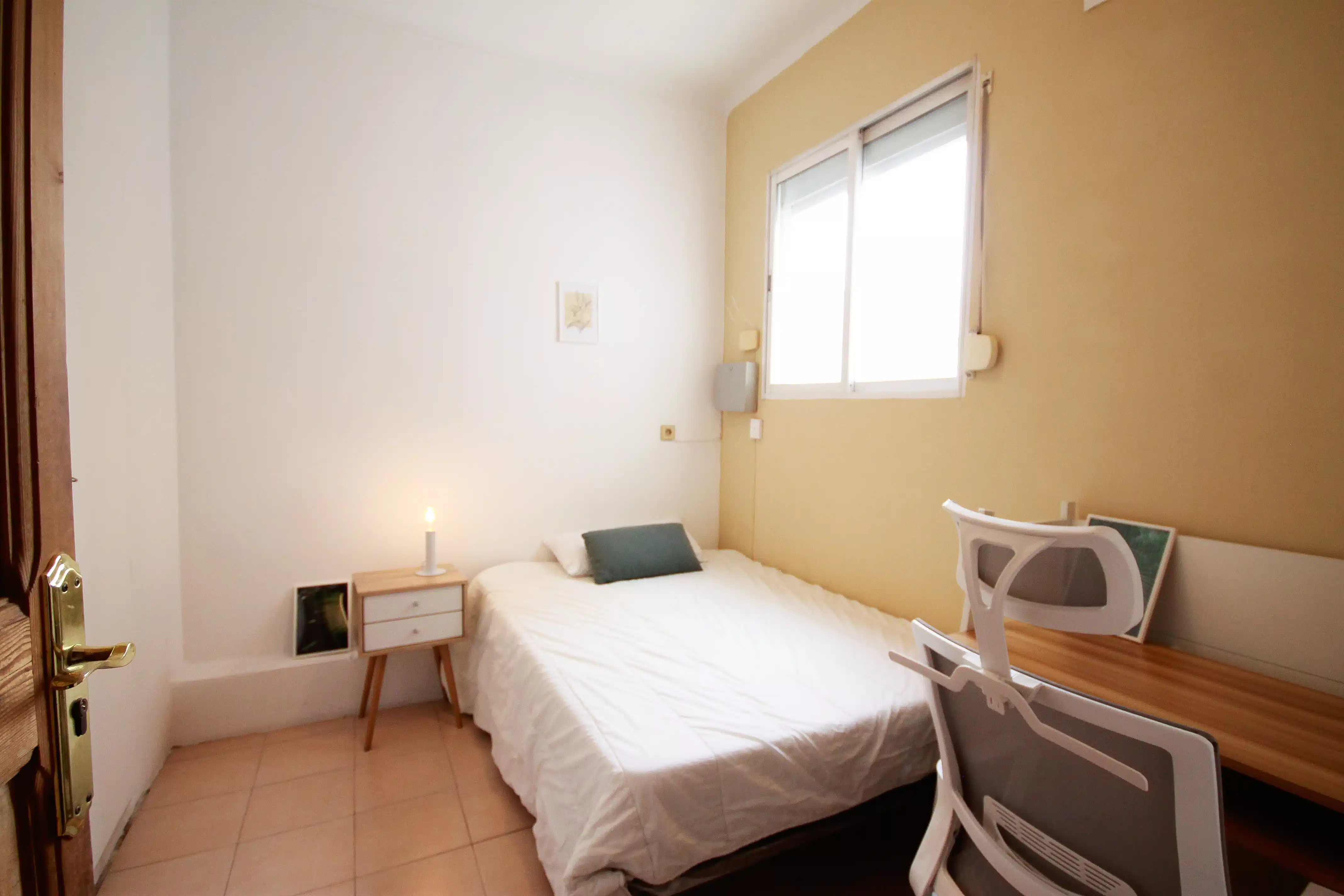 Common Area?w=400&h=260&fit=crop&q=40&auto=format&trim=auto