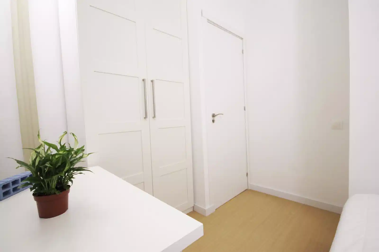 Bathroom?w=400&h=260&fit=crop&q=40&auto=format&trim=auto