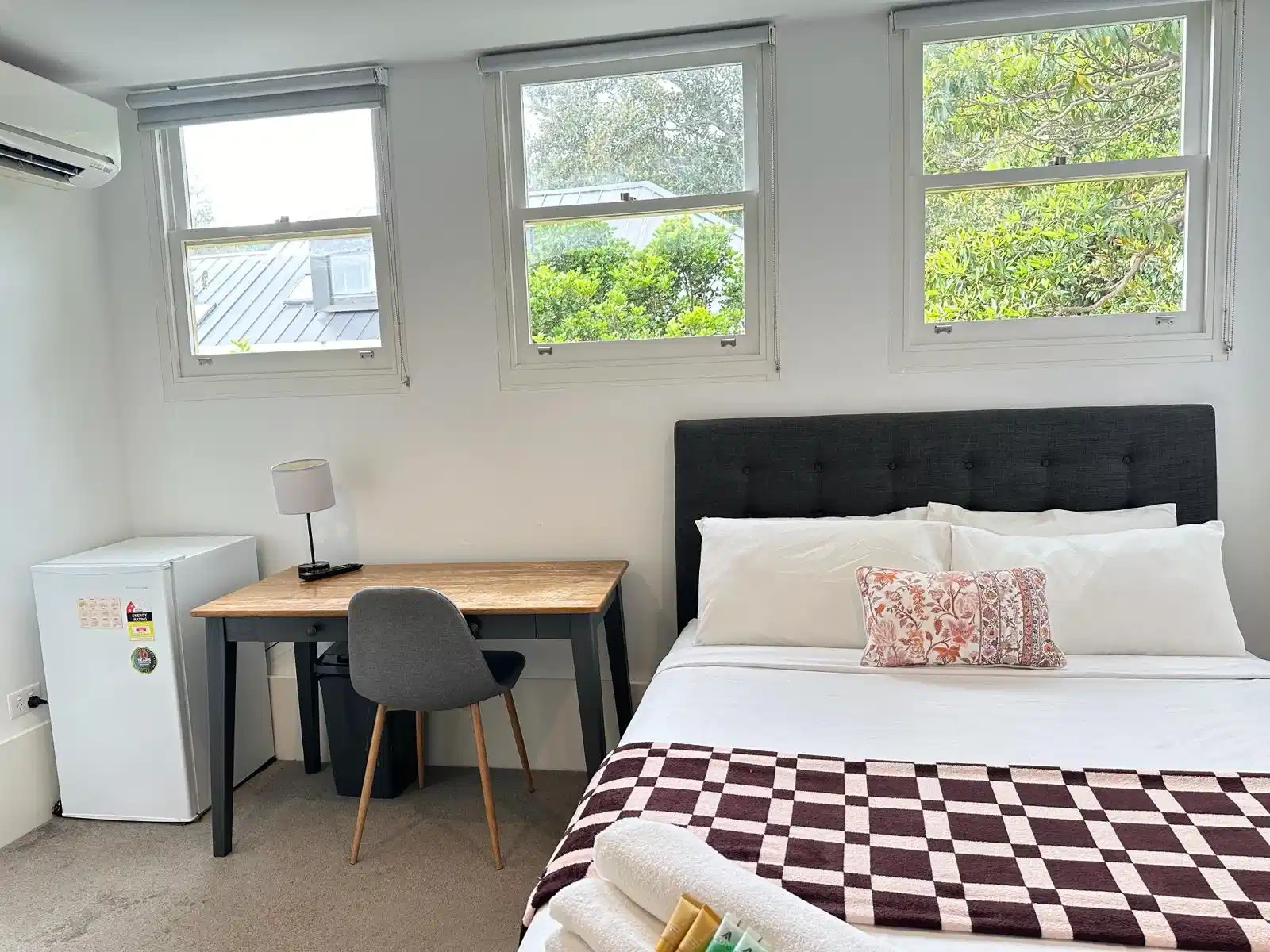 Amenities?w=400&h=260&fit=crop&q=40&auto=format&trim=auto