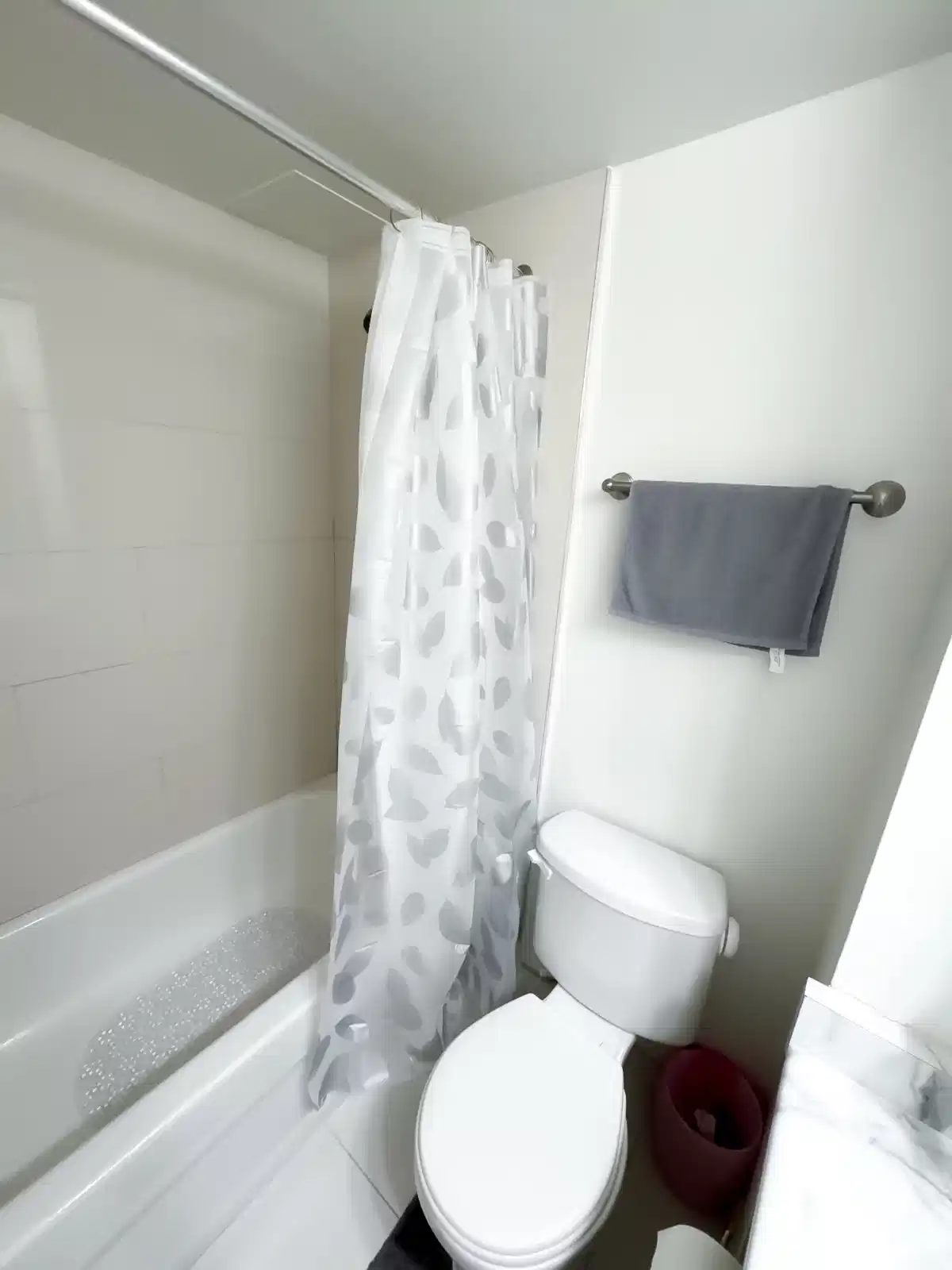 Amenities?w=400&h=260&fit=crop&q=40&auto=format&trim=auto