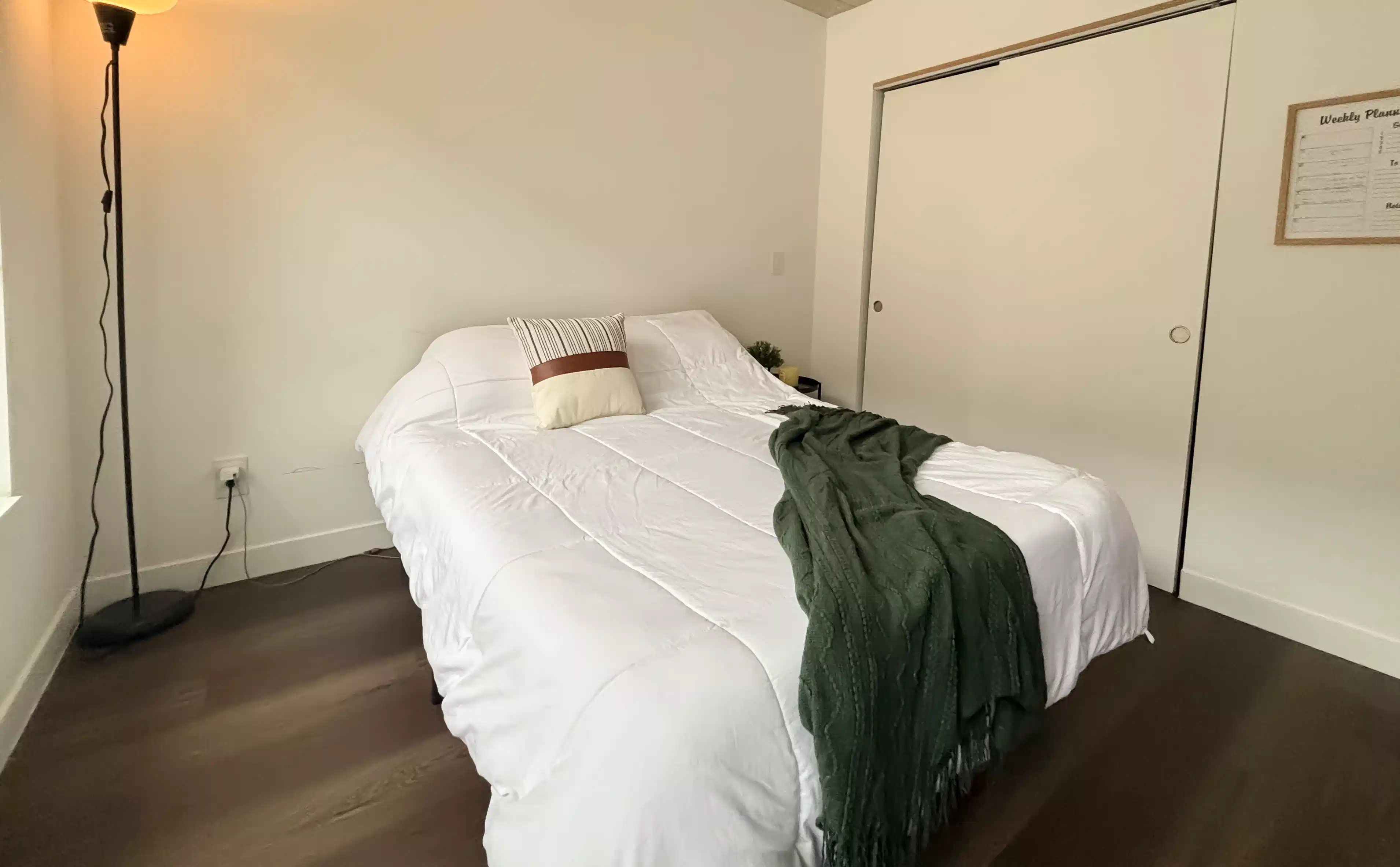 Amenities?w=400&h=260&fit=crop&q=40&auto=format&trim=auto