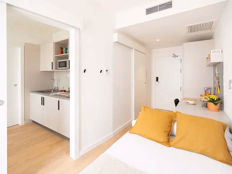 Exterior?w=400&h=260&fit=crop&q=40&auto=format&trim=auto