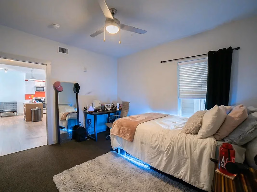 Common Area?w=400&h=260&fit=crop&q=40&auto=format&trim=auto