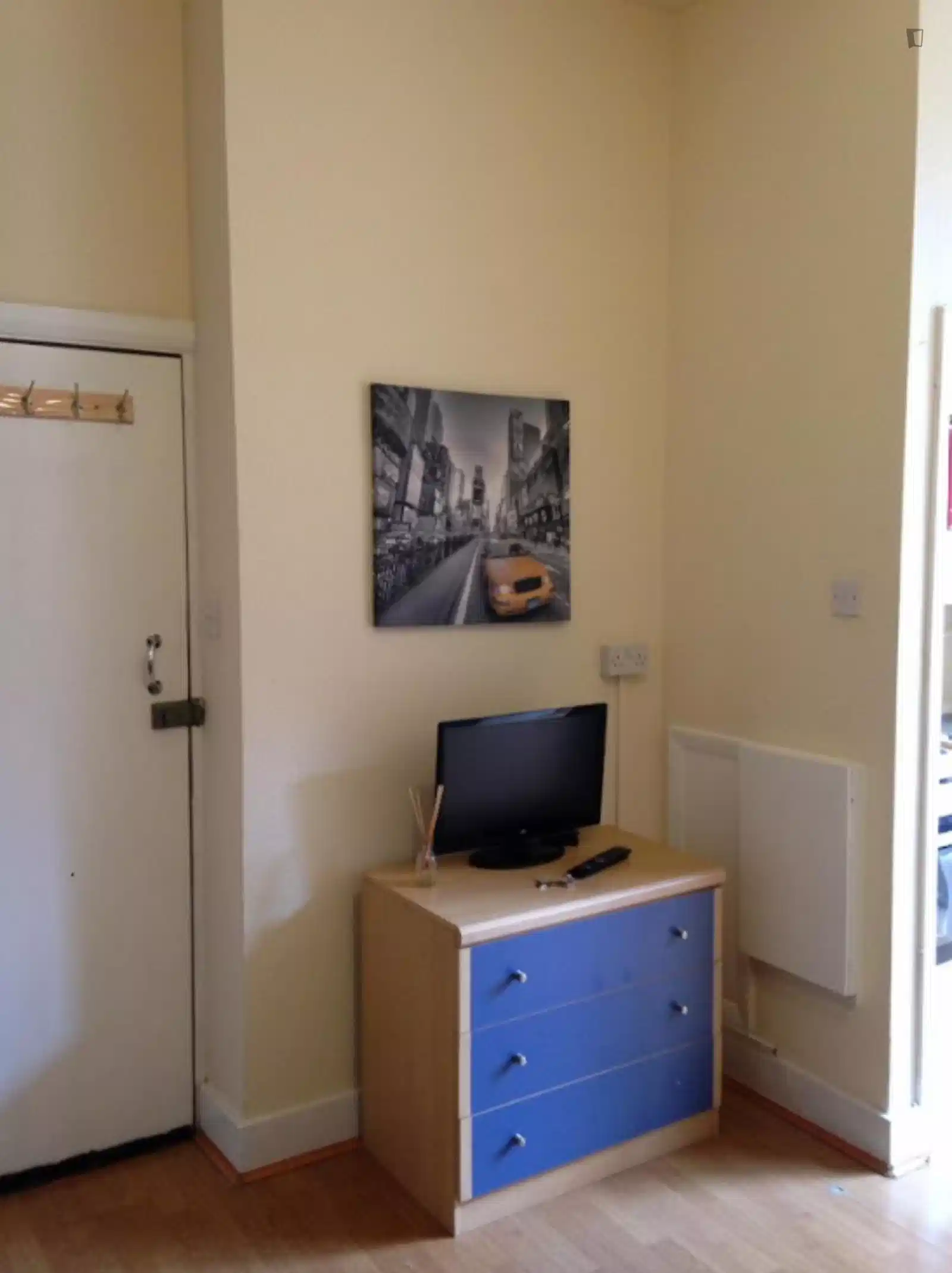 Common Area?w=400&h=260&fit=crop&q=40&auto=format&trim=auto