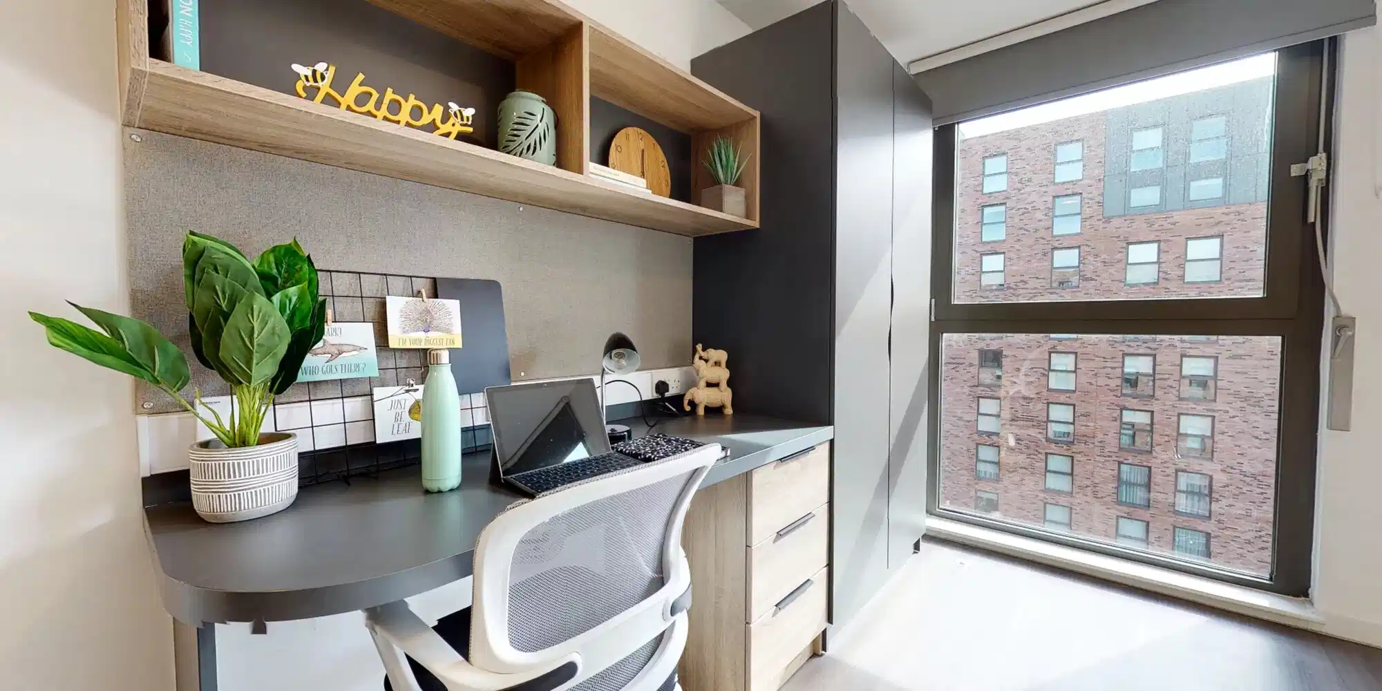 Common Area?w=400&h=260&fit=crop&q=40&auto=format&trim=auto