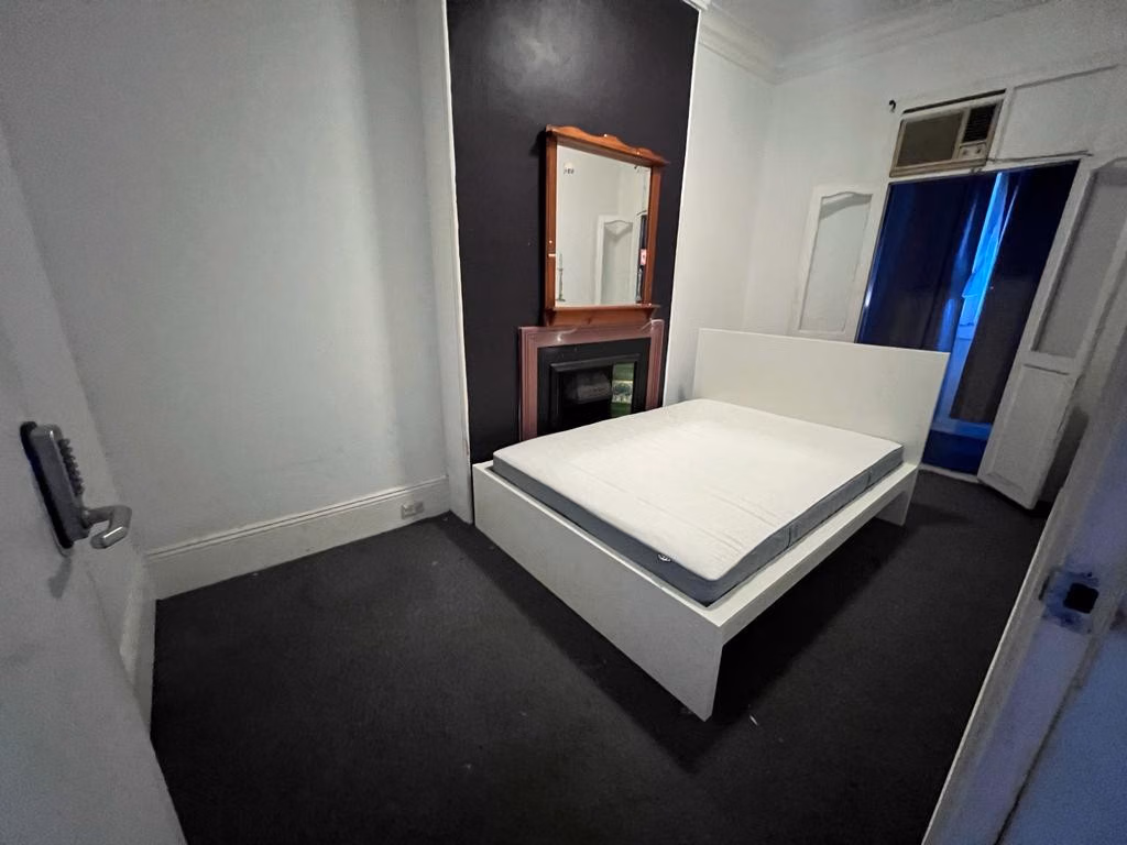 Room 4 - Bedroom?w=400&h=260&fit=crop&q=40&auto=format&trim=auto