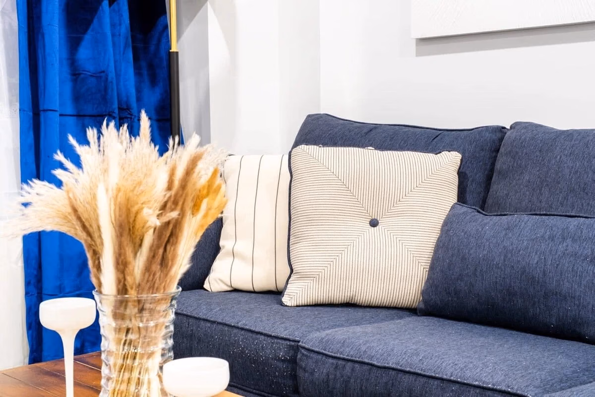 Exterior?w=400&h=260&fit=crop&q=40&auto=format&trim=auto