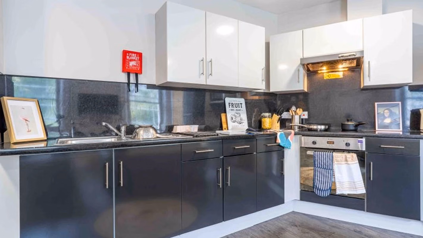 Amenities?w=400&h=260&fit=crop&q=40&auto=format&trim=auto